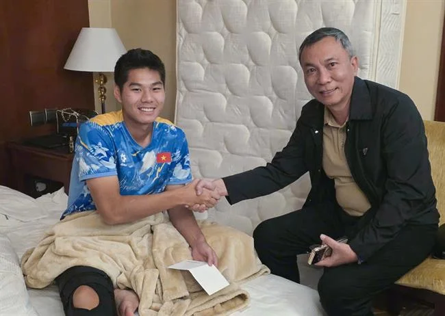 Hình ảnh hoàn trả tiền cược hàng tuần với biểu tượng lá chắn bảo vệ, đảm bảo an toàn